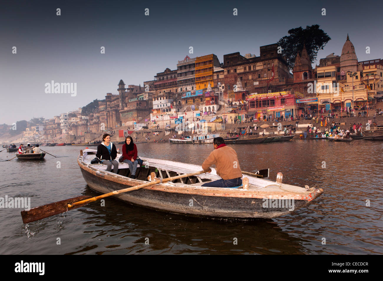 L'Inde, Uttar Pradesh, Varanasi, Ahil Yabai Ghat, les touristes appréciant l'aube aviron voir des Ghâts occidentaux dans la première lumière Banque D'Images