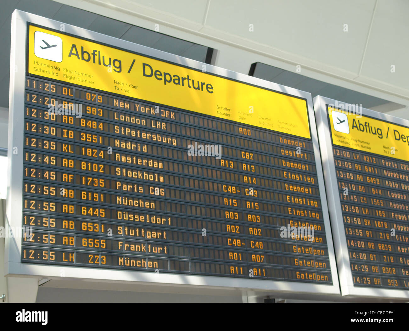 L'écran Calendrier des arrivées et départs en gare ou aéroport Banque D'Images