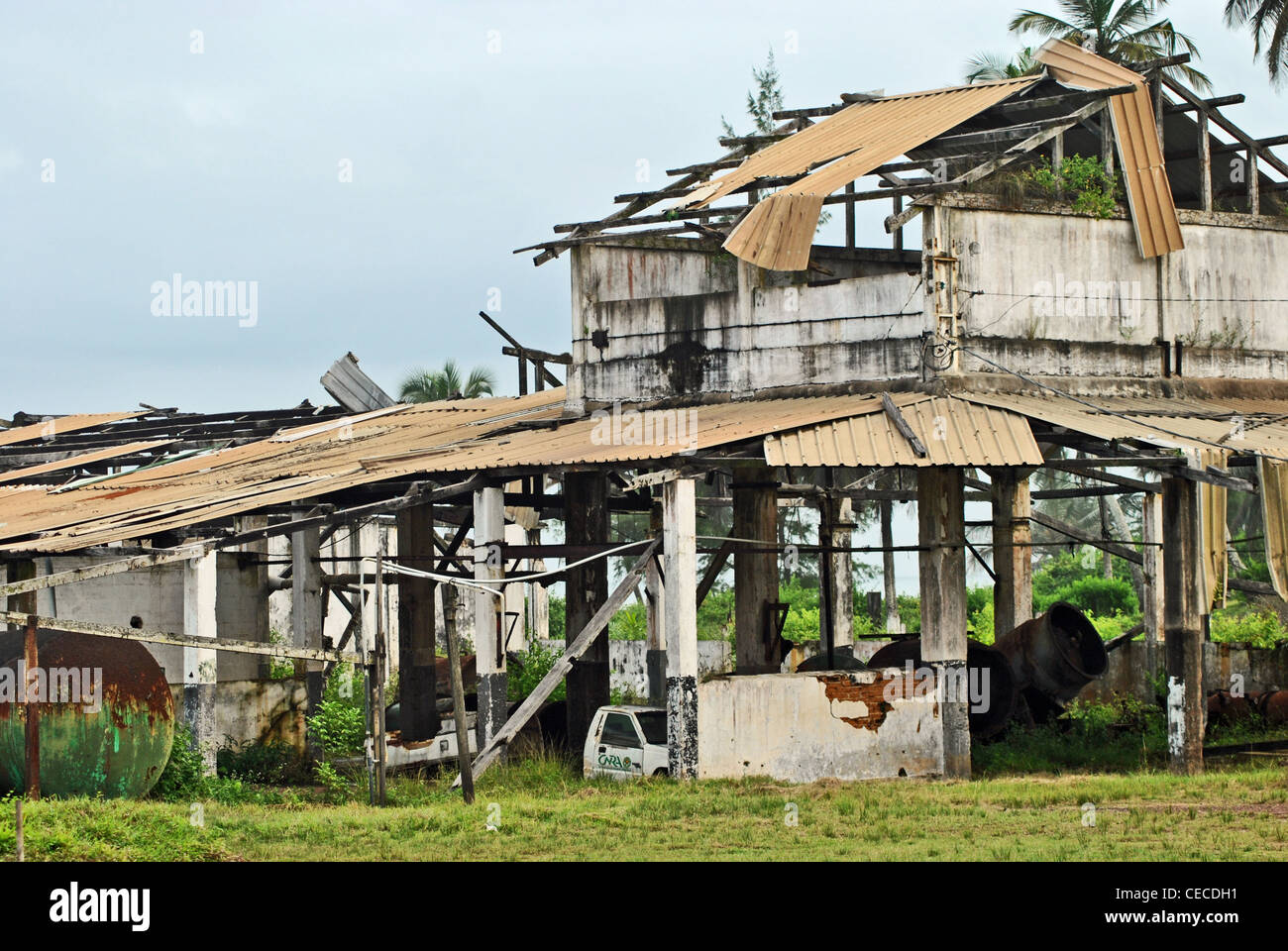 Usine désaffectée près de Sassandra, Côte d'Ivoire Banque D'Images