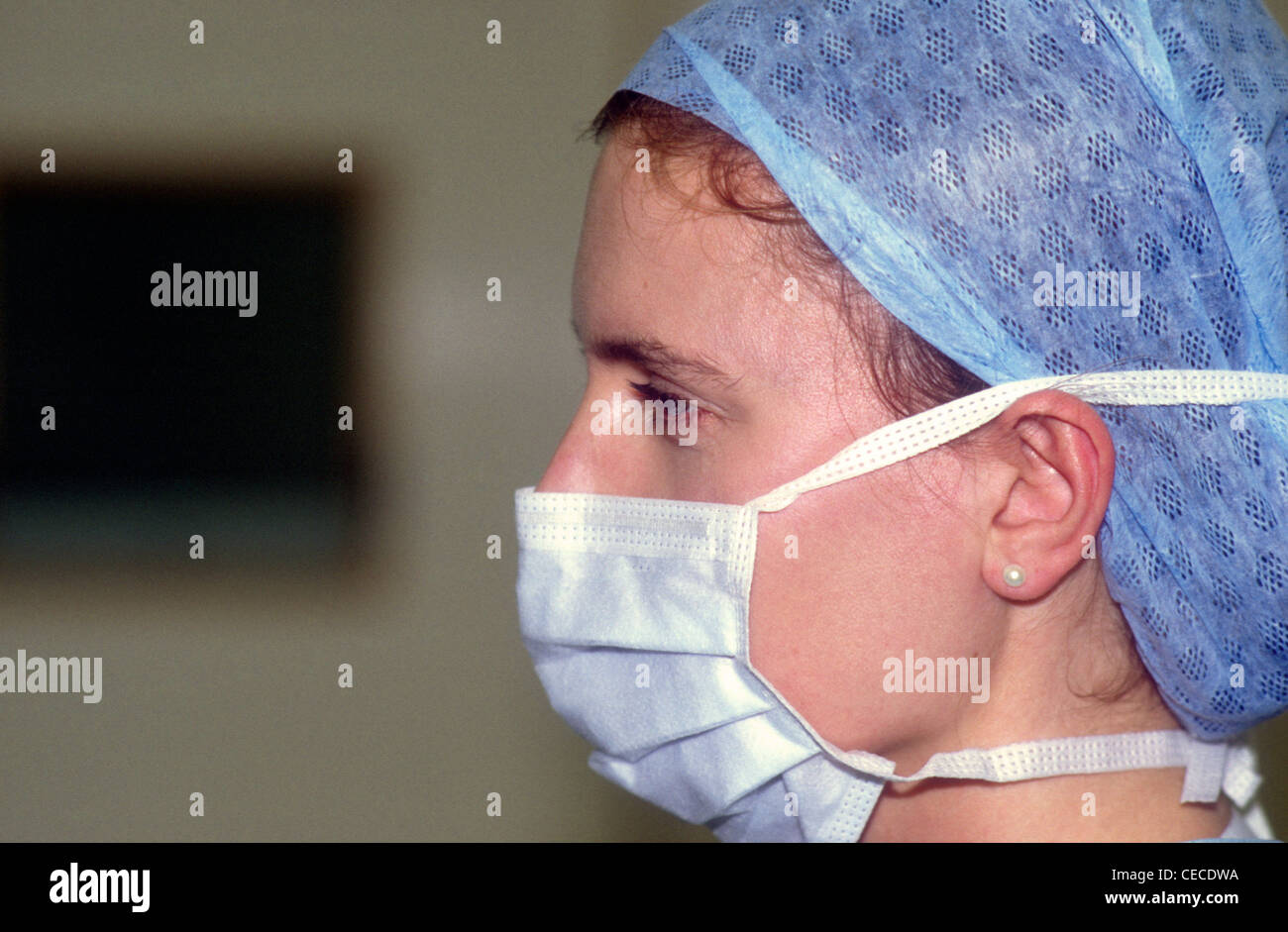 Infirmière en salle d'opération, le port de masque, Chelsea & Westminster Hospital, Londres, Royaume-Uni. Banque D'Images