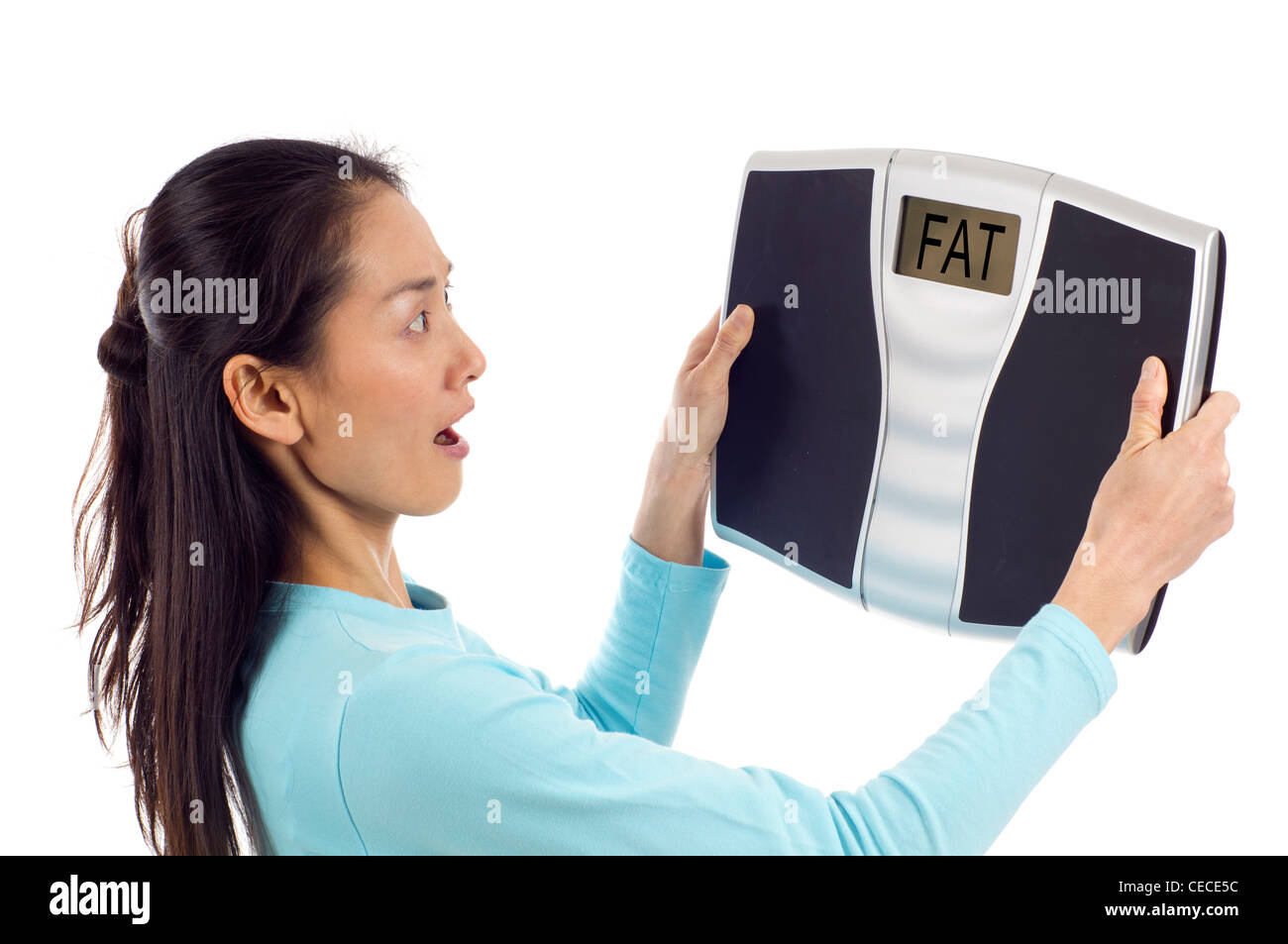 Femme Asiatique à la surprise de son poids, l'échelle numérique afficher le mot '' gras isolated over white background Banque D'Images