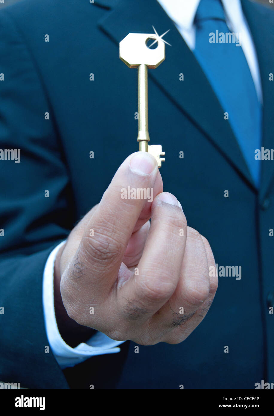 Businessman holding a clé or brillant Banque D'Images