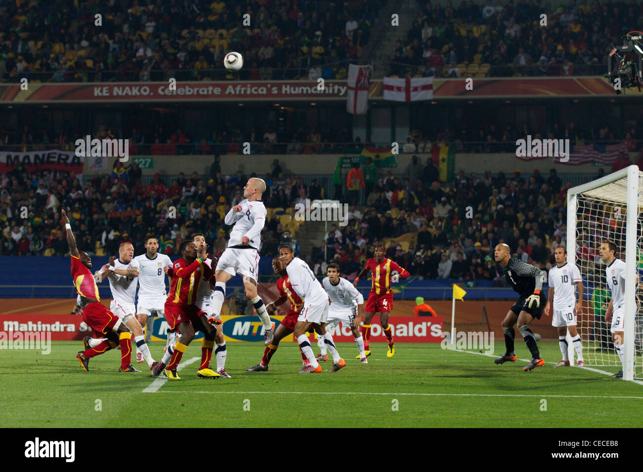 Michael Bradley, de l'USA sauts pour la balle au cours d'un tour du monde de la FIFA 2010 du 16 match contre le Ghana. Banque D'Images