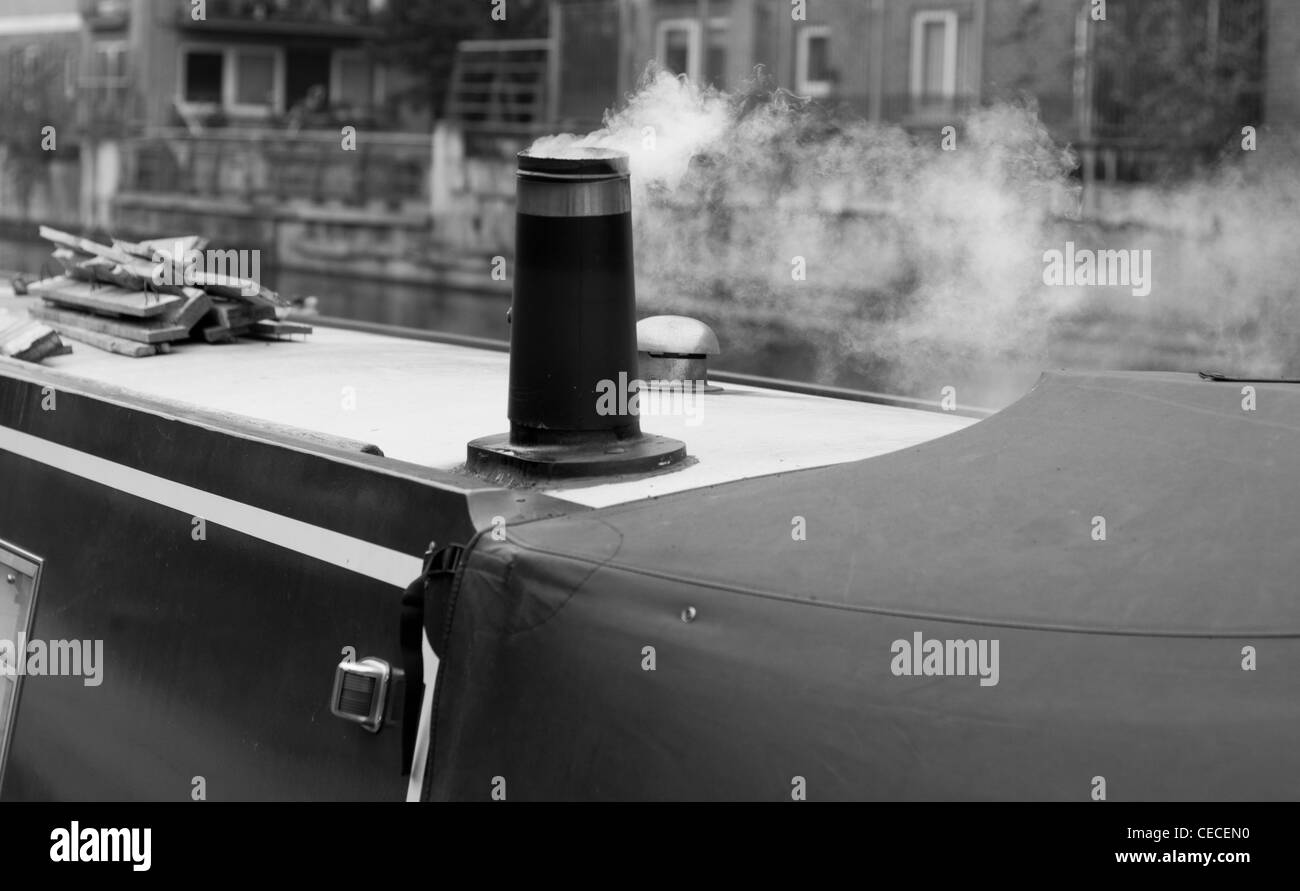 Bateau étroit sur canal avec des fumeurs de cheminée cuisinière Banque D'Images