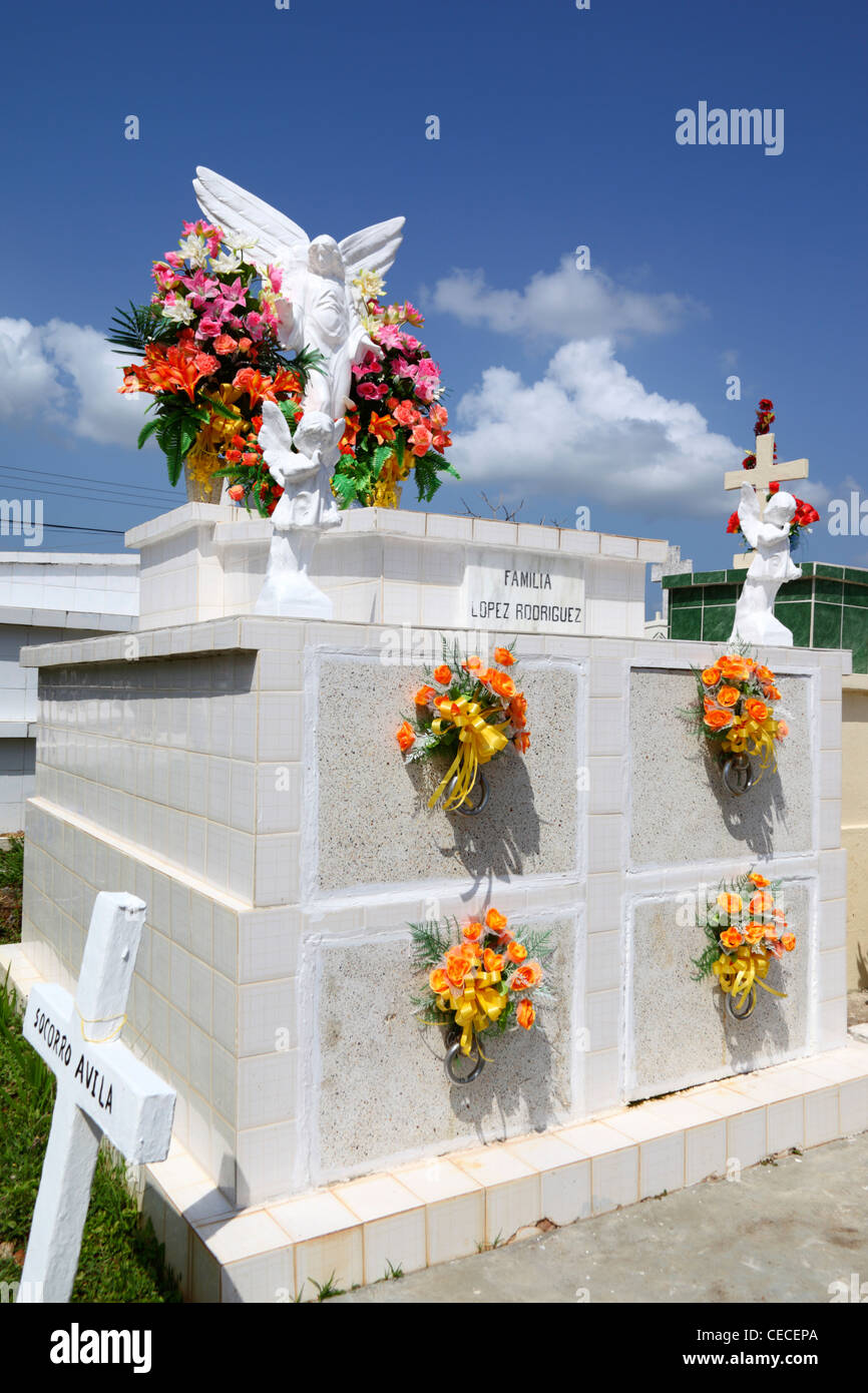 Tombes dans le cimetière de Parita décorées de fleurs colorées, province de Herrera, péninsule d'Azuero, Panama Banque D'Images