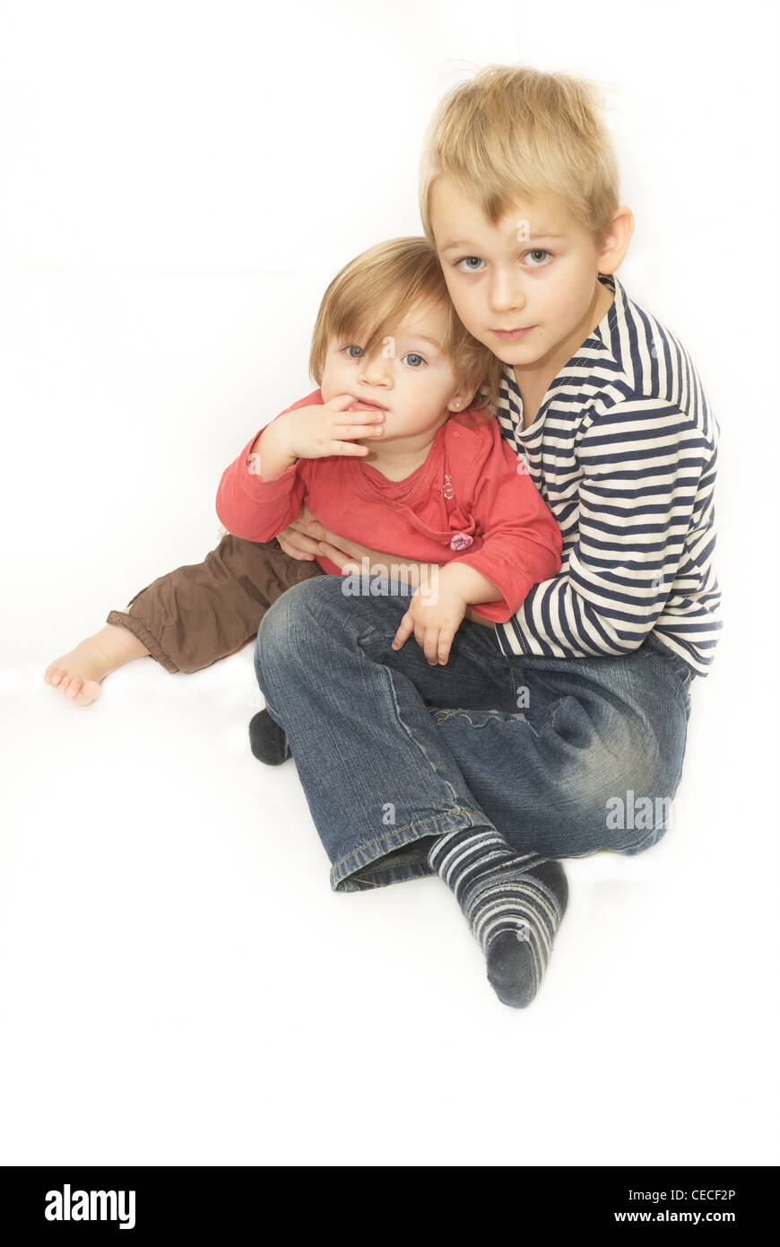 Portrait De Frere Et Sœur Bebe Fille Et Garcon Ensemble Decouper Sur Fond Blanc Photo Stock Alamy Portrait De Frere Et Sœur Bebe Fille Et Garcon Ensemble Decouper Sur Fond Blanc Photo Stock Alamy