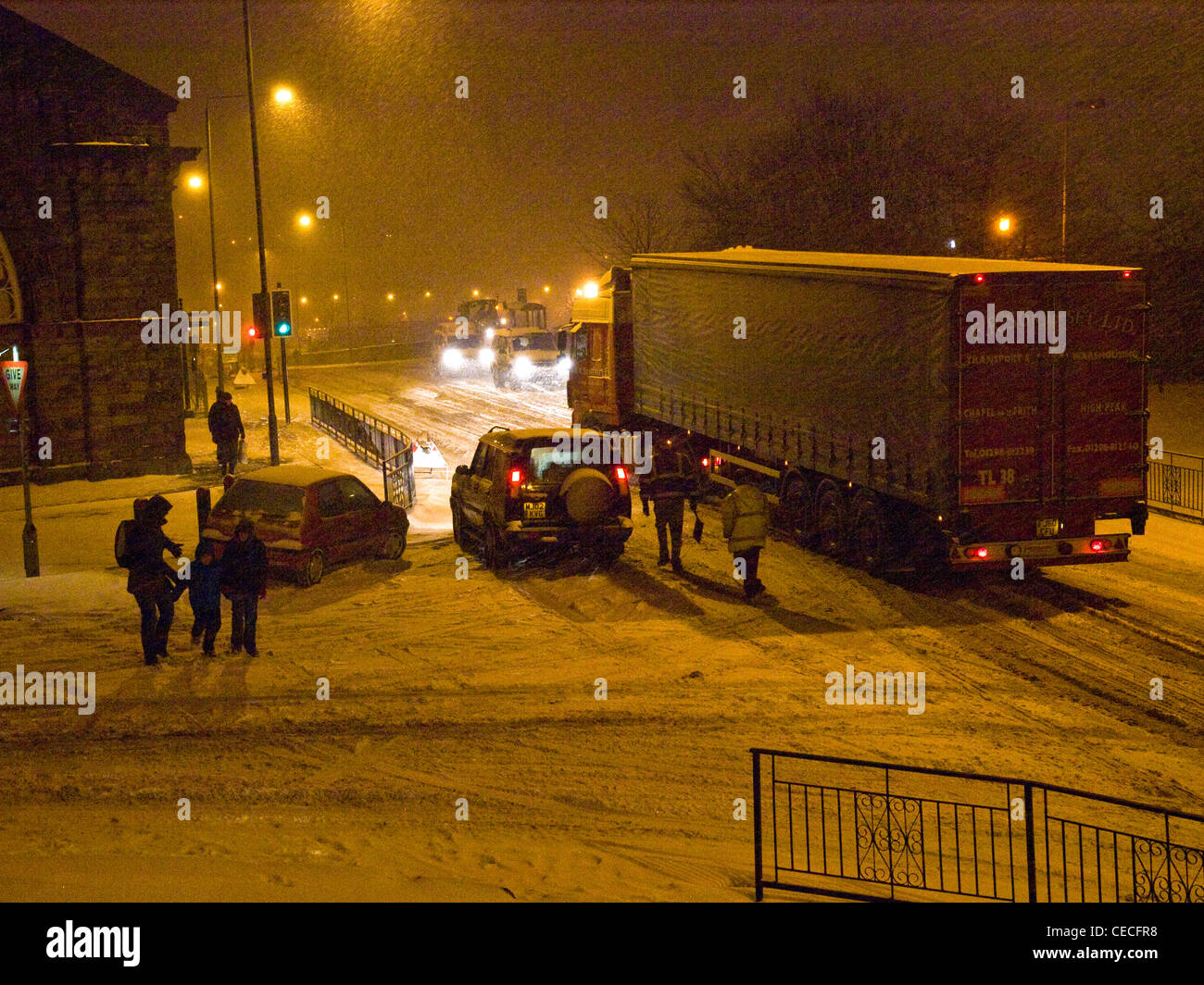 Le VHG luttant dans la neige provoquant des problèmes de circulation à Buxton, Derbyshire Banque D'Images