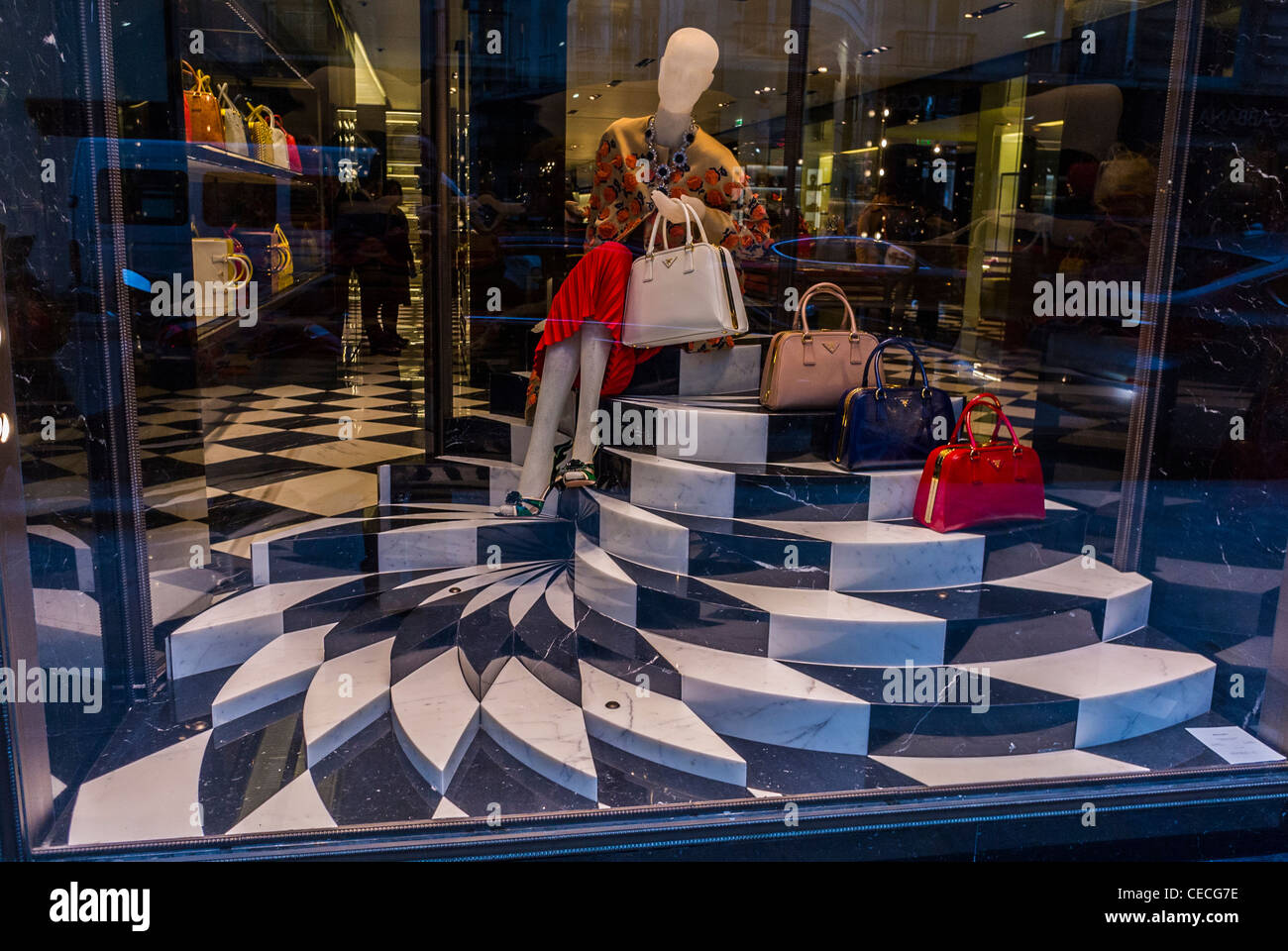 Paris, France, boutiques de marques de produits de luxe sur la rue Faubourg  Saint Honoré, Lanvin Shop, vitrine avec sacs à main mannequins vêtements de  mode, étiquettes de mode Photo Stock -