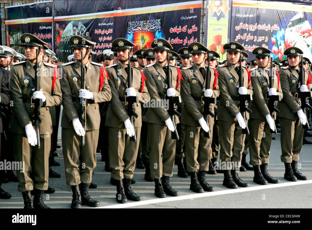 Officiers et soldats de l'armée iranienne au cours d'un défilé à Téhéran. Banque D'Images