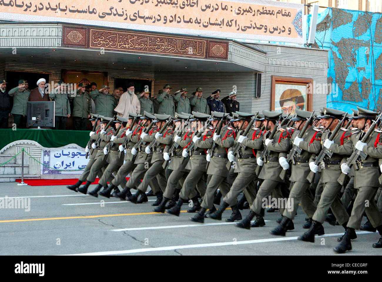 Le chef spirituel de la République islamique d'Iran et commandant de l'armée de l'Ayatollah Khamenei lors d'un défilé de l'armée iranienne. Banque D'Images
