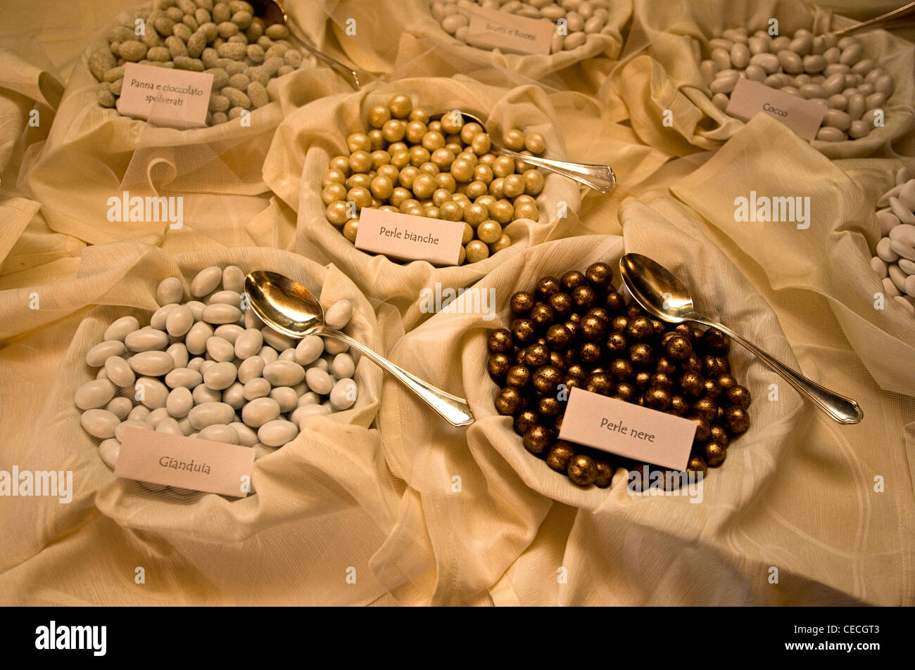 Des sucreries pour les invités à un mariage italien Banque D'Images