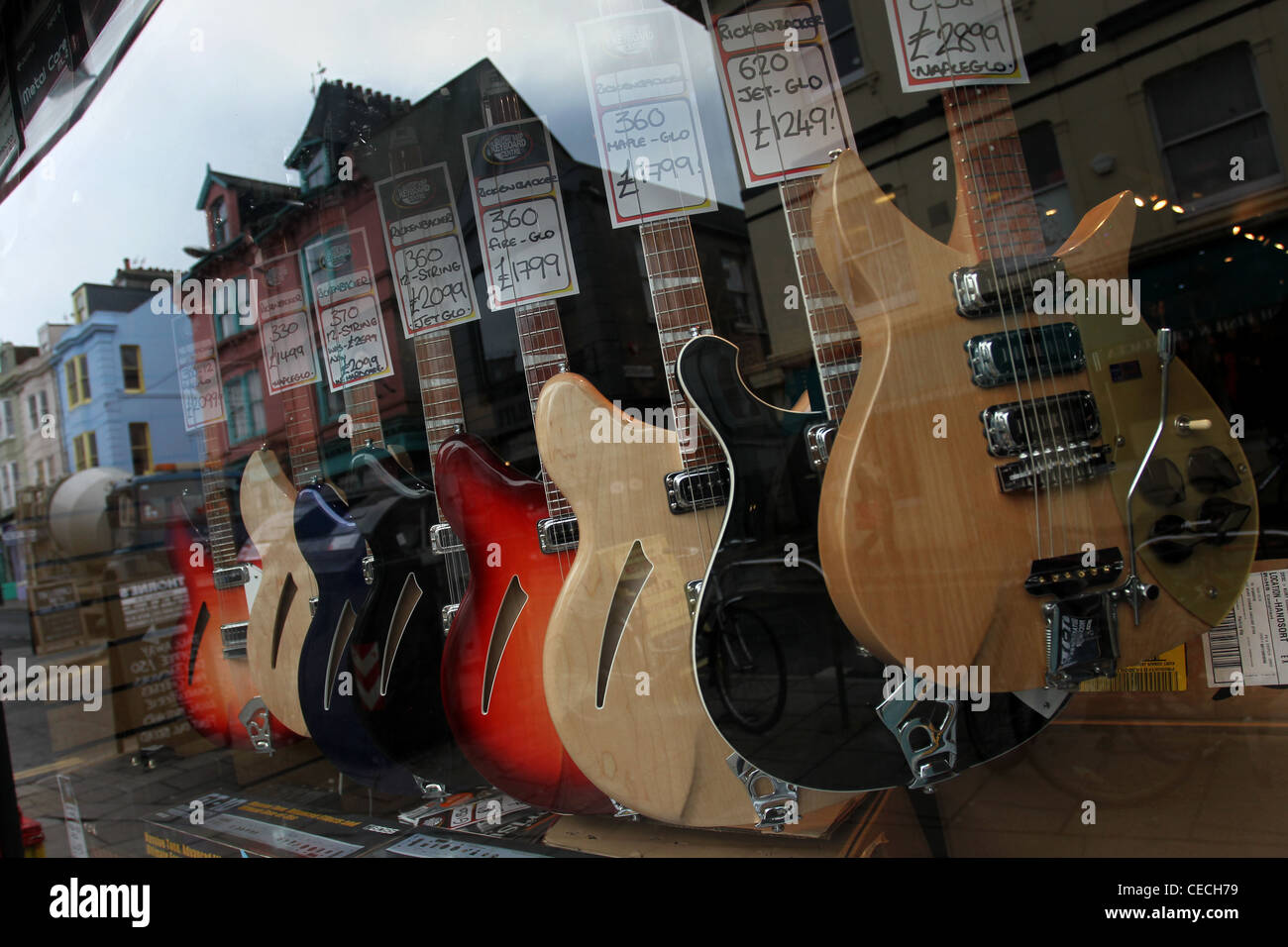 Sélection de guitares en photo dans "la guitare, clavier & amp Centre' vitrine dans Brighton, East Sussex, UK. Banque D'Images
