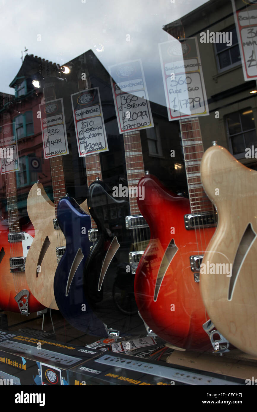 Sélection de guitares en photo dans "la guitare, clavier & amp Centre' vitrine dans Brighton, East Sussex, UK. Banque D'Images