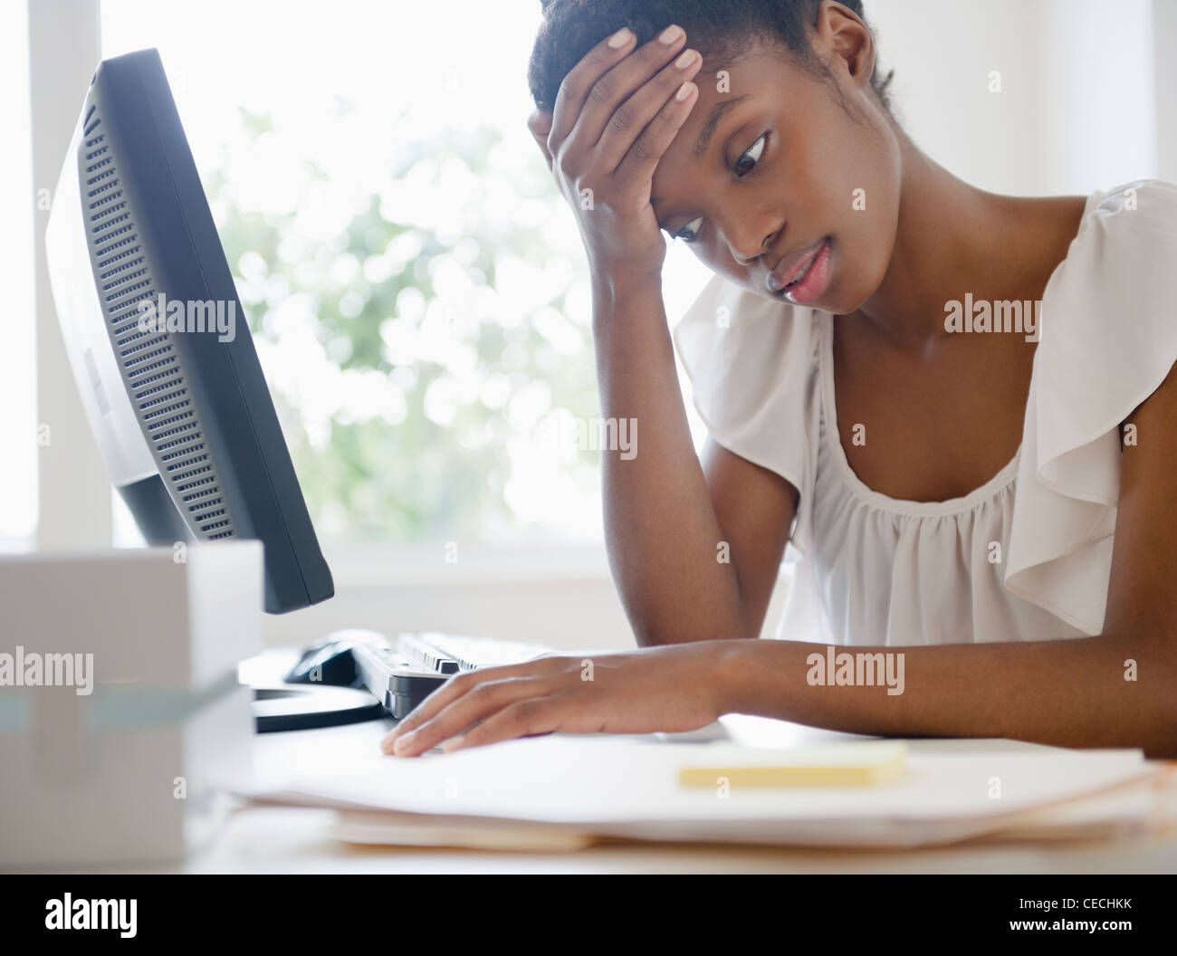 Frustrés Black businesswoman working at desk Banque D'Images