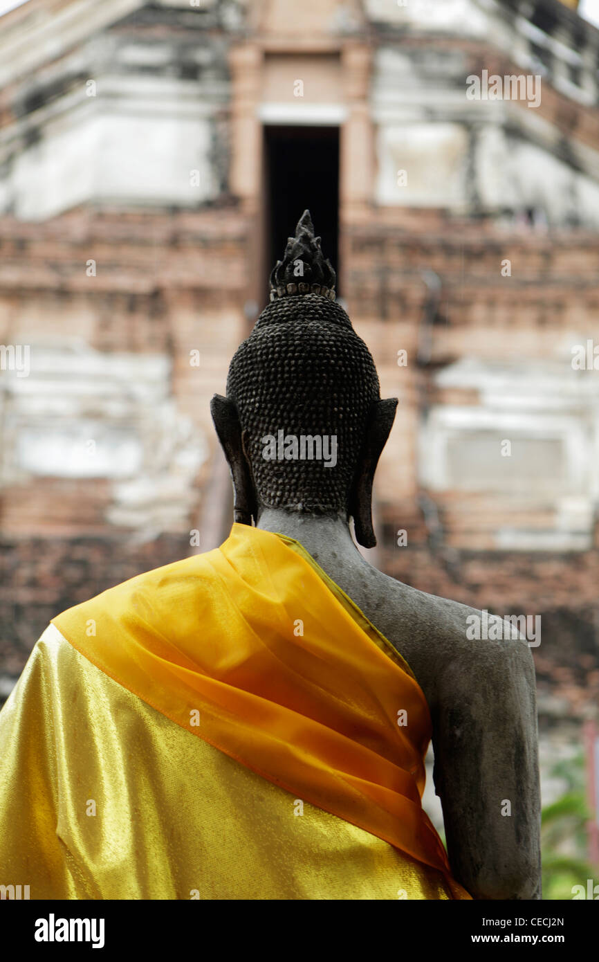 Vue arrière du Bouddha en pierre au Wat Yai Chaya Mongkol Temple, Thaïlande Banque D'Images