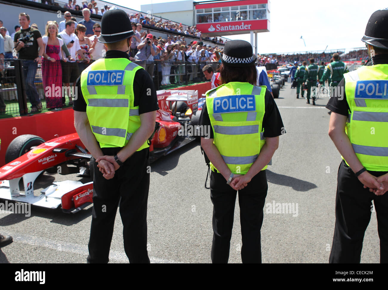 La garde de la police britannique l'entrée du parc ferme à la formule un Grand Prix de Grande-Bretagne Banque D'Images