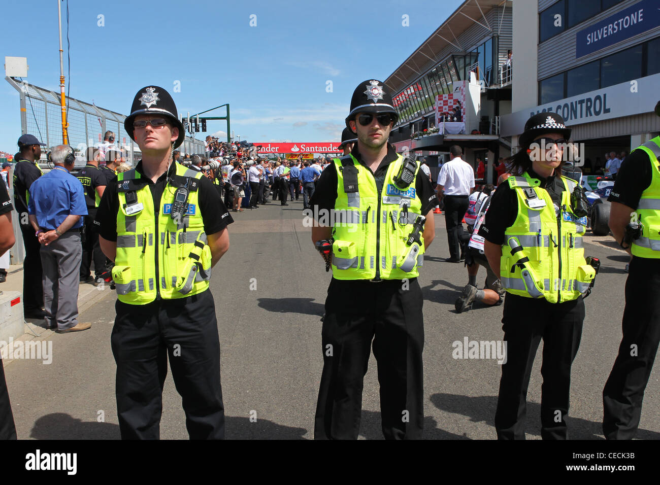 La garde de la police britannique l'entrée du parc ferme à la formule un Grand Prix de Grande-Bretagne Banque D'Images