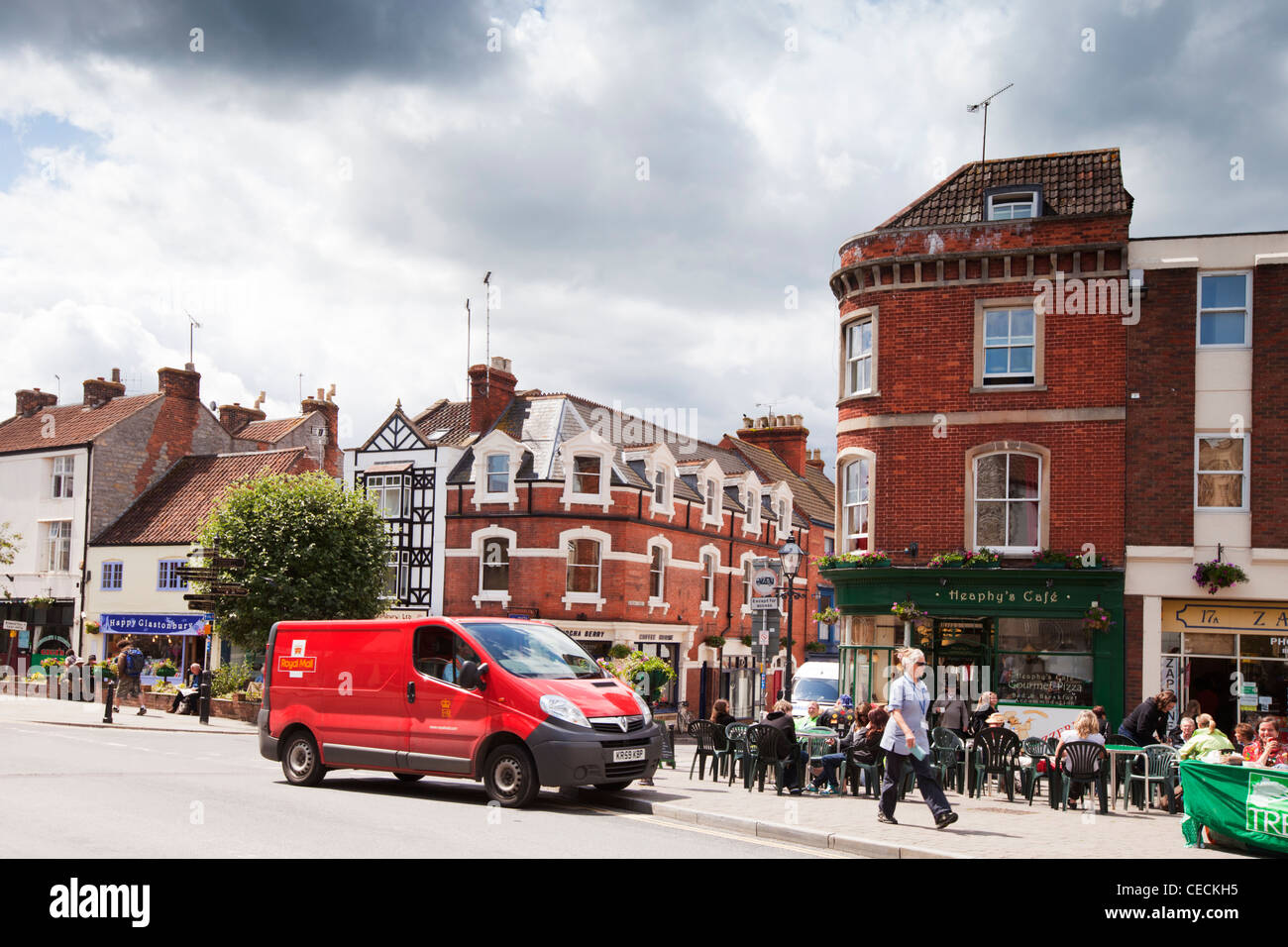 A Royal Mail van, parqué par Heaphy's Cafe, à Glastonbury, Somerset, Angleterre. Banque D'Images