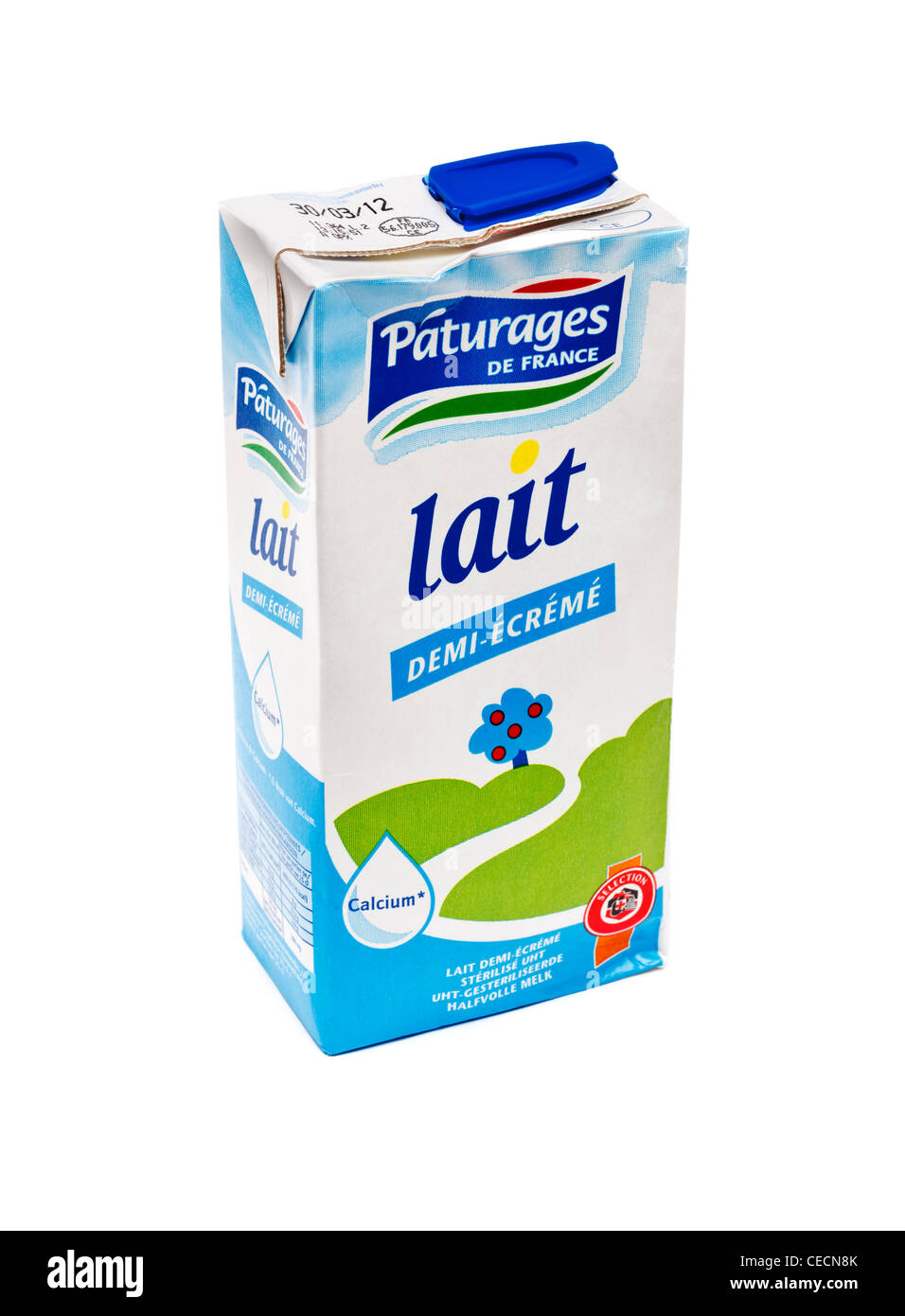 Carton de lait pasteurisé français - la moitié - crème sur fond blanc Banque D'Images