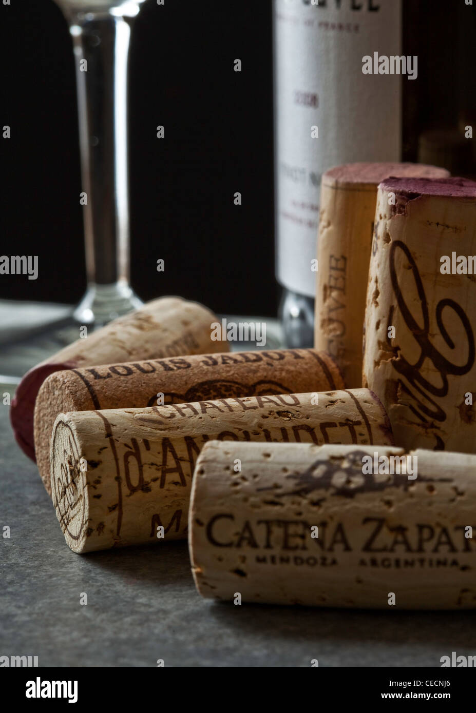 Une collection de bouchons à vin avec bouteille de vin et verre. Banque D'Images