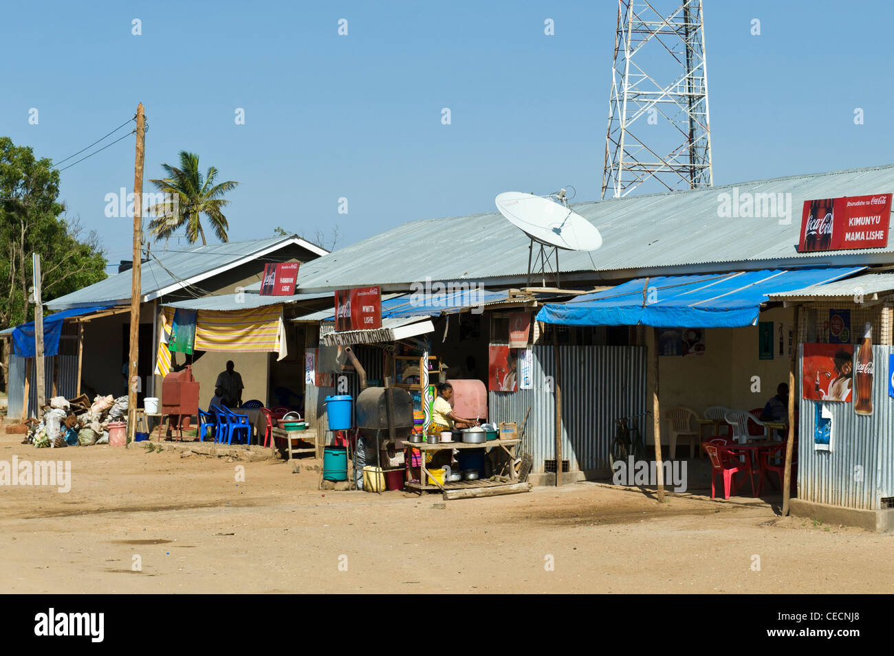 Petit restaurant avec une antenne satellite dans la région de Kilimandjaro Tanzanie Même Banque D'Images