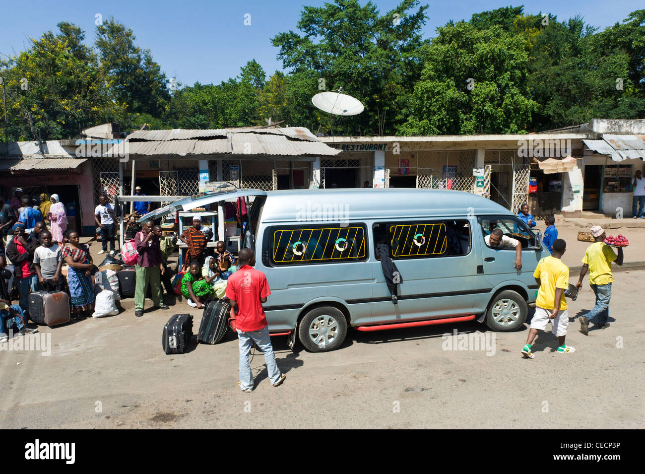 Passagers monter dans un minibus Mombo à Tanga en Tanzanie Région Banque D'Images