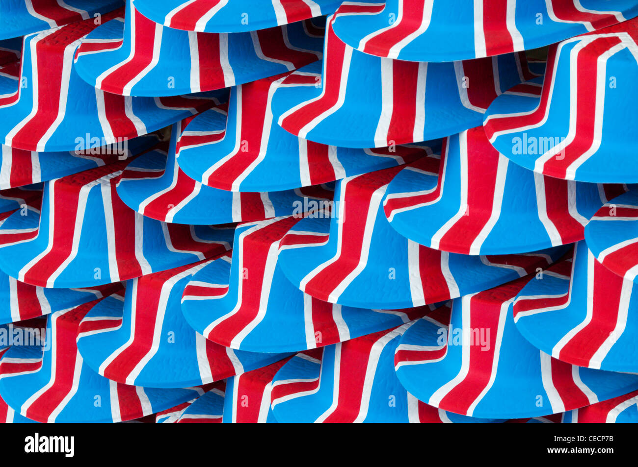 Un motif formé par un empilement de chapeau melon souvenir patriotique Union Jack peint en couleurs. Banque D'Images