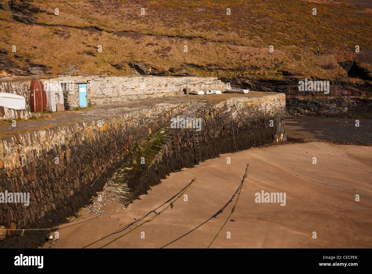 Boscastle harbour quay wall Cornwall England UK Banque D'Images