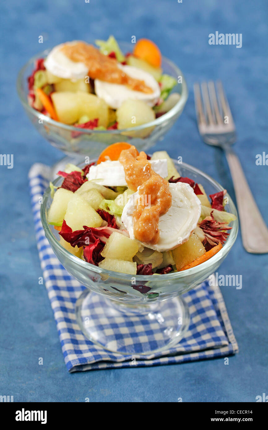 Salade de chicorée et de melon avec du fromage et de coing. Recette disponible Banque D'Images