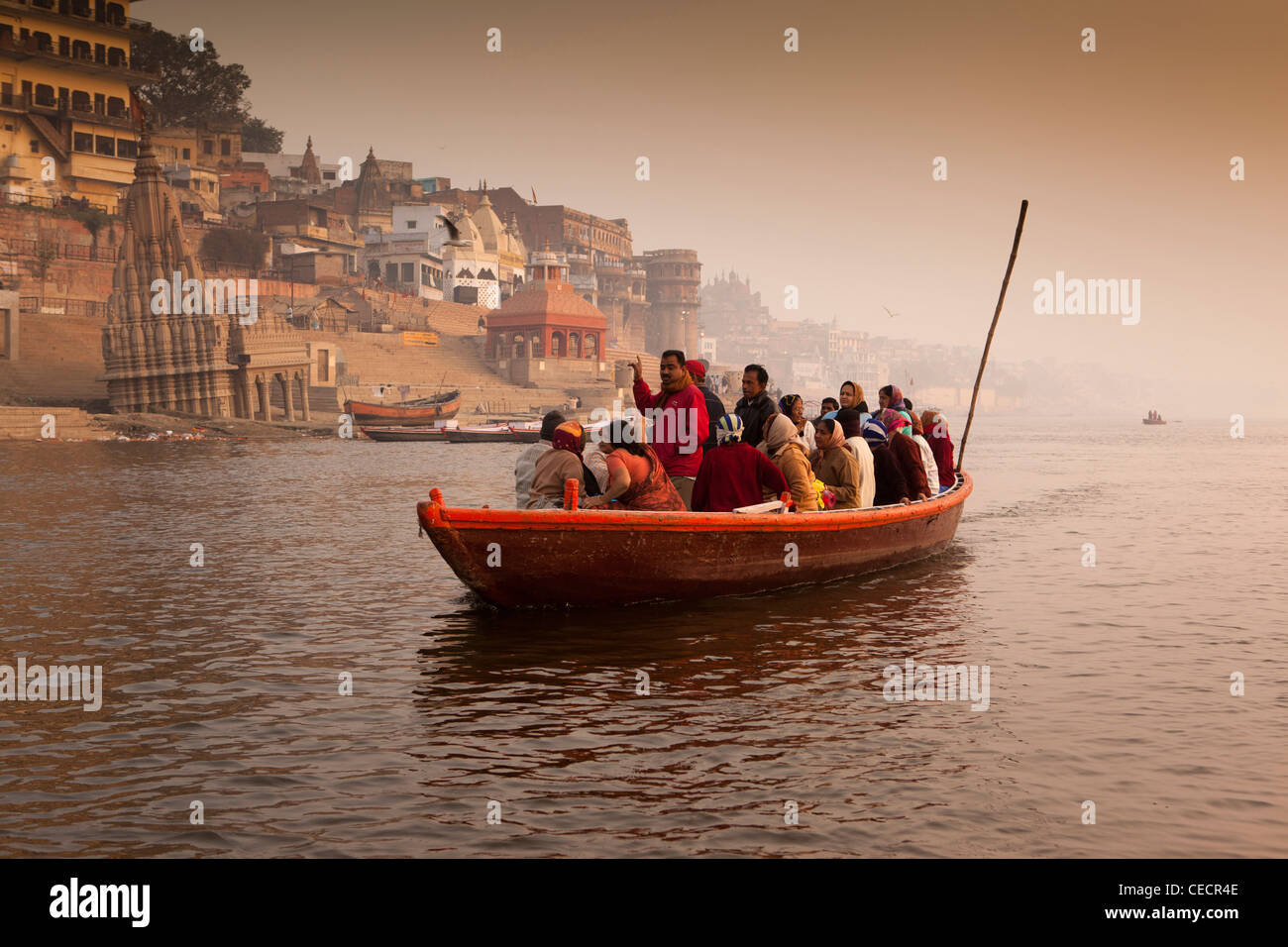 L'Inde, Uttar Pradesh, Varanasi, Indiens touristes appréciant l'aube rowing boat tour sur fleuve Ganges Banque D'Images