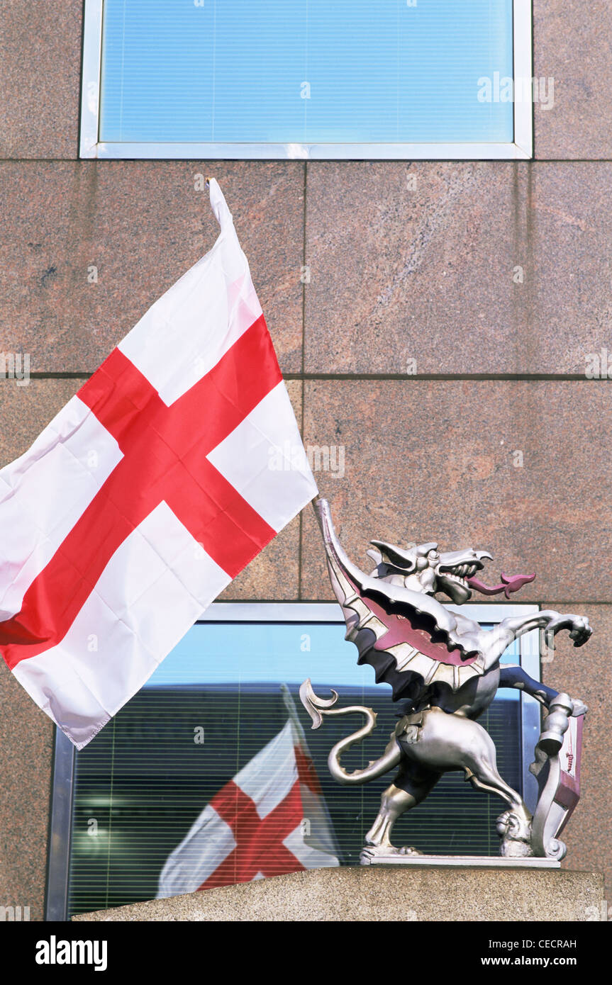L'Angleterre, Londres, ville de London Dragon Statue portant Croix de St.George et tenant un drapeau de Saint Georges Banque D'Images