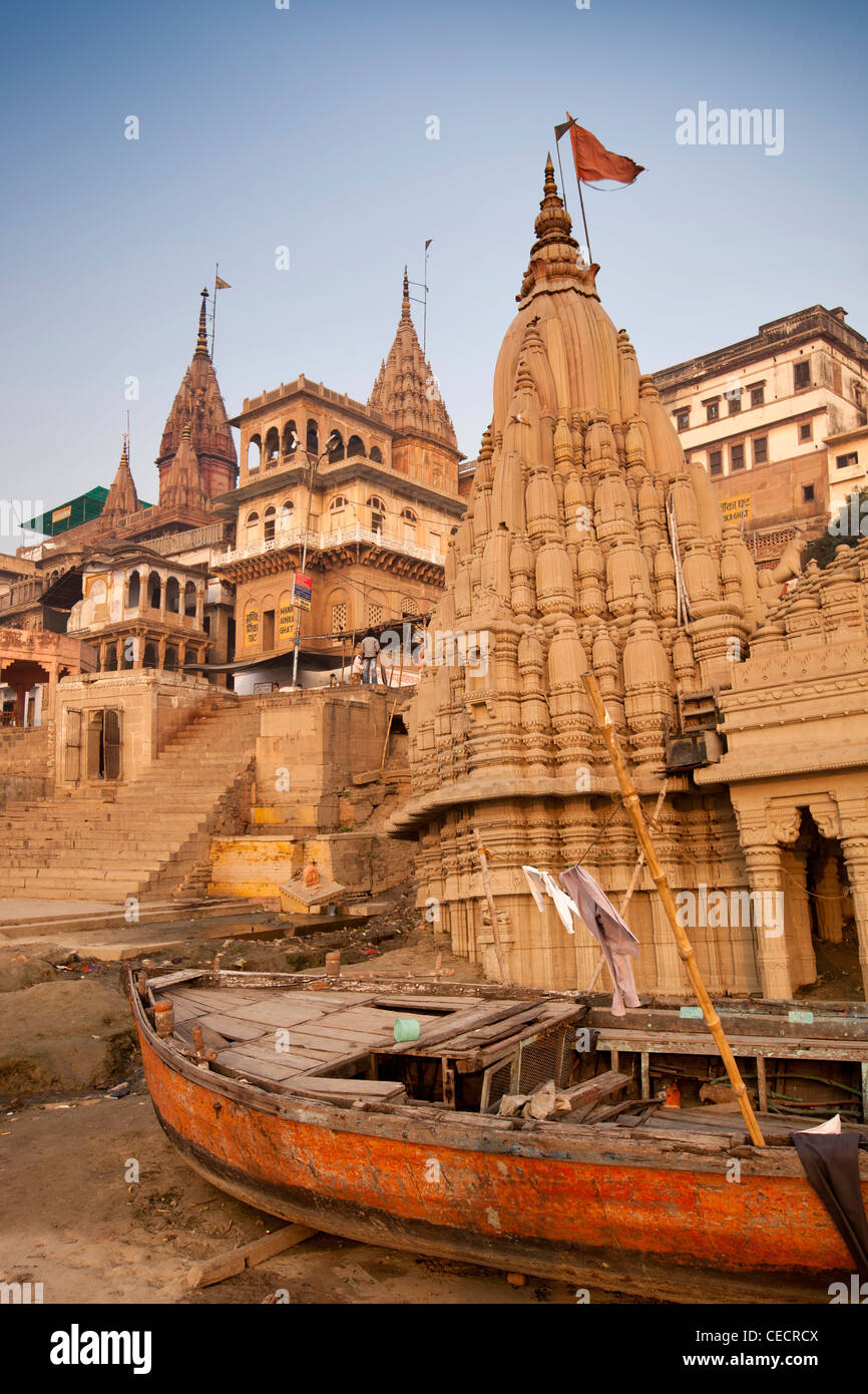 L'Inde, Uttar Pradesh, Varanasi, Scindia Ghat, Shiva Temple sombrer dans les banques de fleuve Ganges Banque D'Images