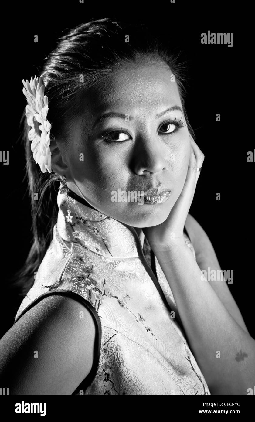 Portrait noir et blanc d'une femme chinoise Banque D'Images