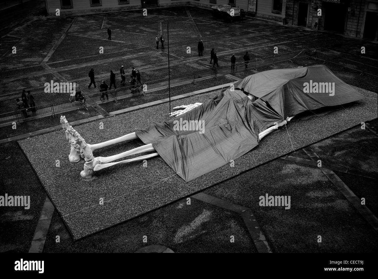 Milan, Italie. Grand squelette en place publique Banque D'Images