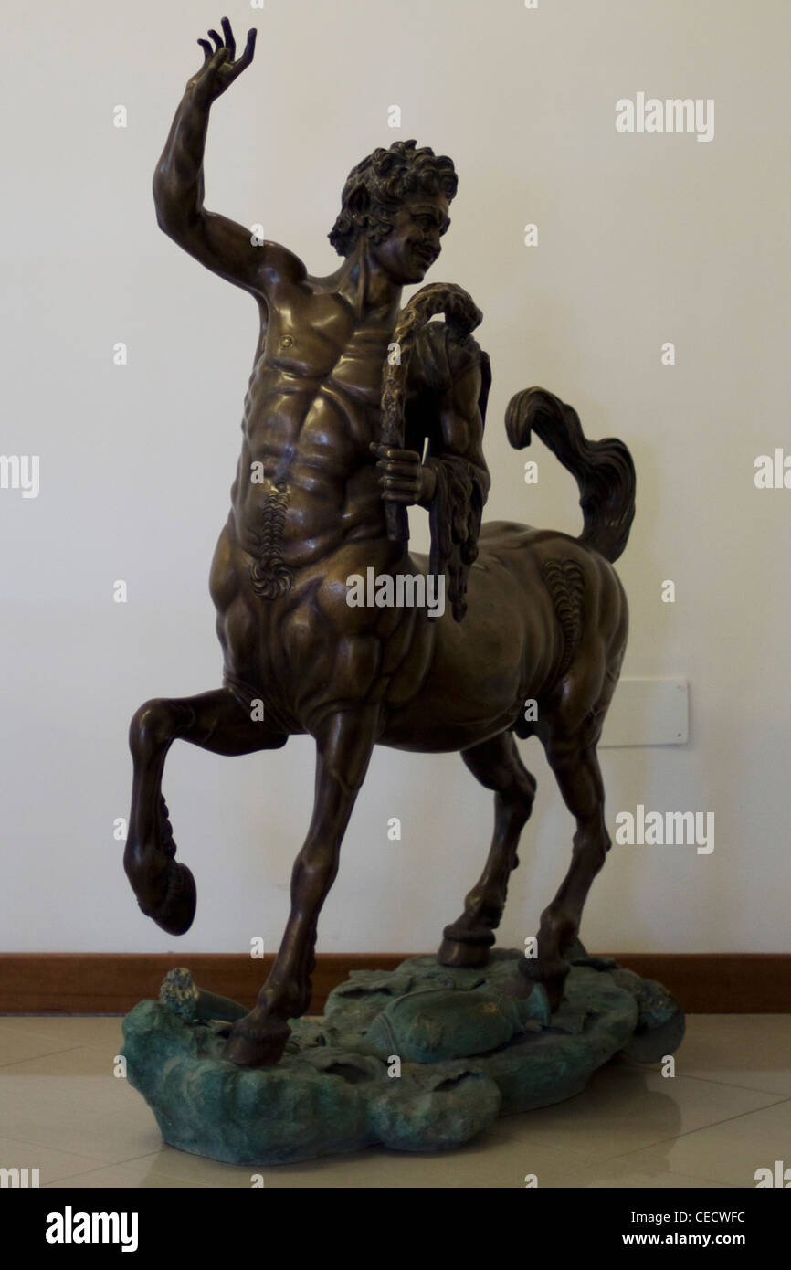 Une statue en bronze d'un centaure de la mythologie grecque, la fenêtre d'affichage Boutique Banque D'Images