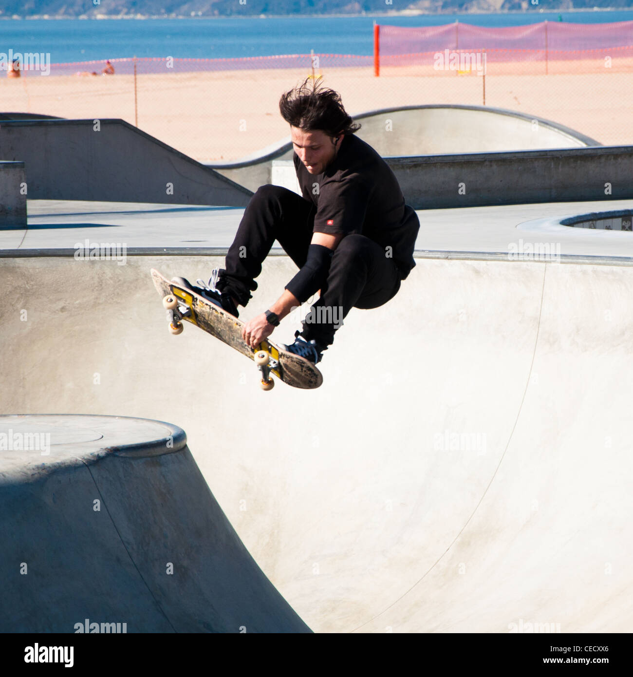 La planche effectue at Venice Beach Skate Park, à Los Angeles. Banque D'Images