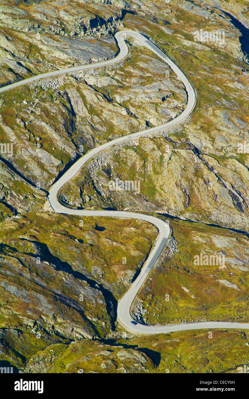 Dalsnibba Road - une voiture sur Z courbe sur la route Nibbevegen jusqu'à Dalsnibba le plus haut sommet de Sunnmore et Romsdal ouest Norvège europe Banque D'Images