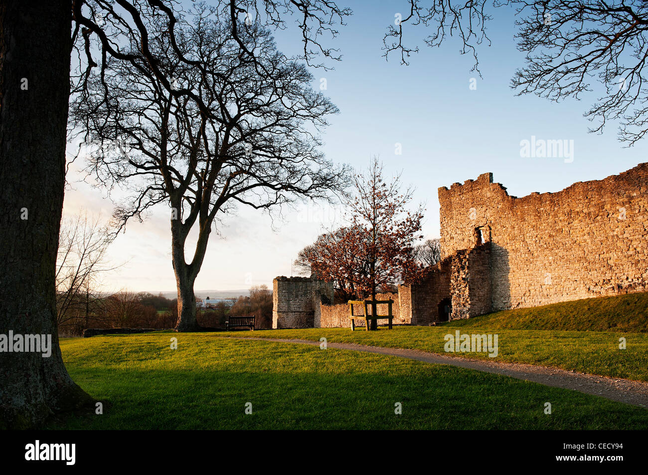 Le soleil qui illumine les murs de château de Pickering sur un après-midi d'hiver Banque D'Images