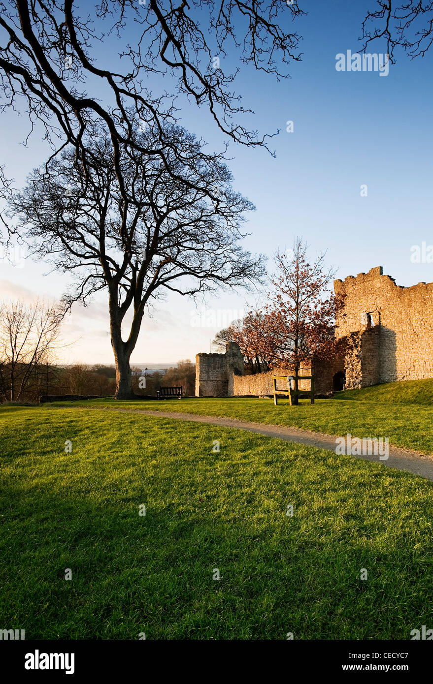 Le soleil qui illumine les murs de château de Pickering sur un après-midi d'hiver Banque D'Images