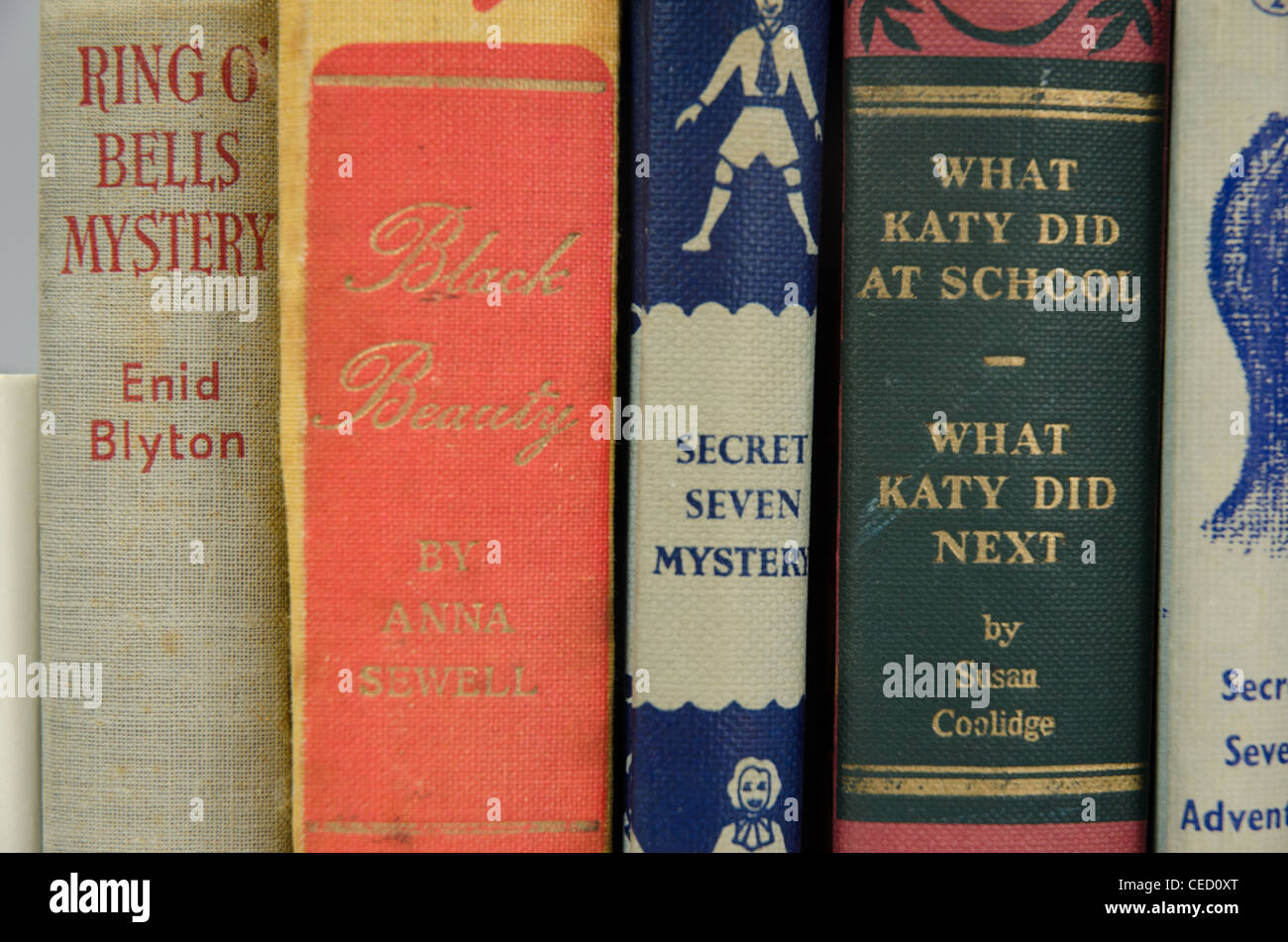 Vintage Enid Blyton livres pour enfants sur une étagère Banque D'Images