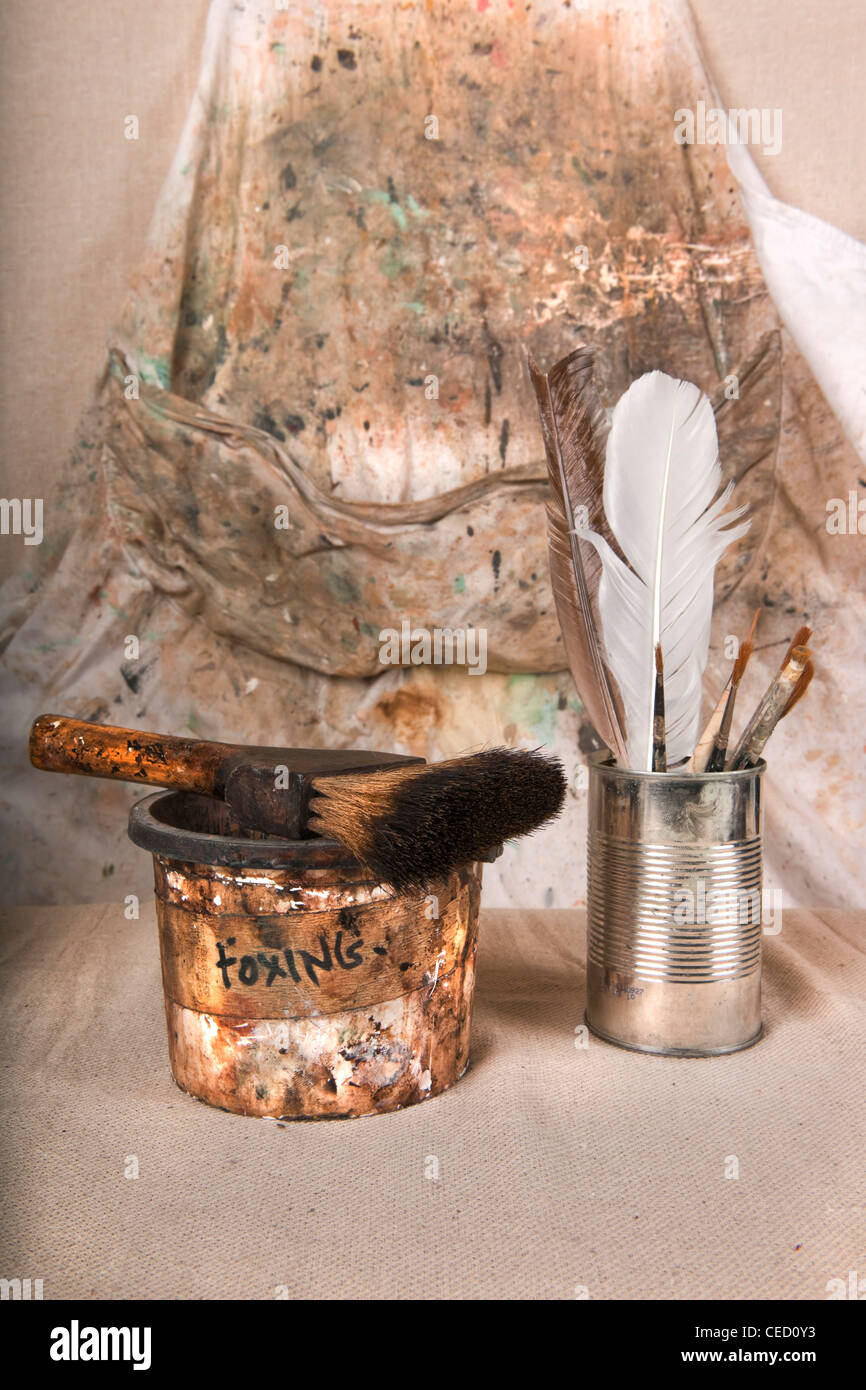 L'équipement y compris décorateur spécialiste de pinceaux et de plumes avec la peinture éclaboussa tablier. Banque D'Images