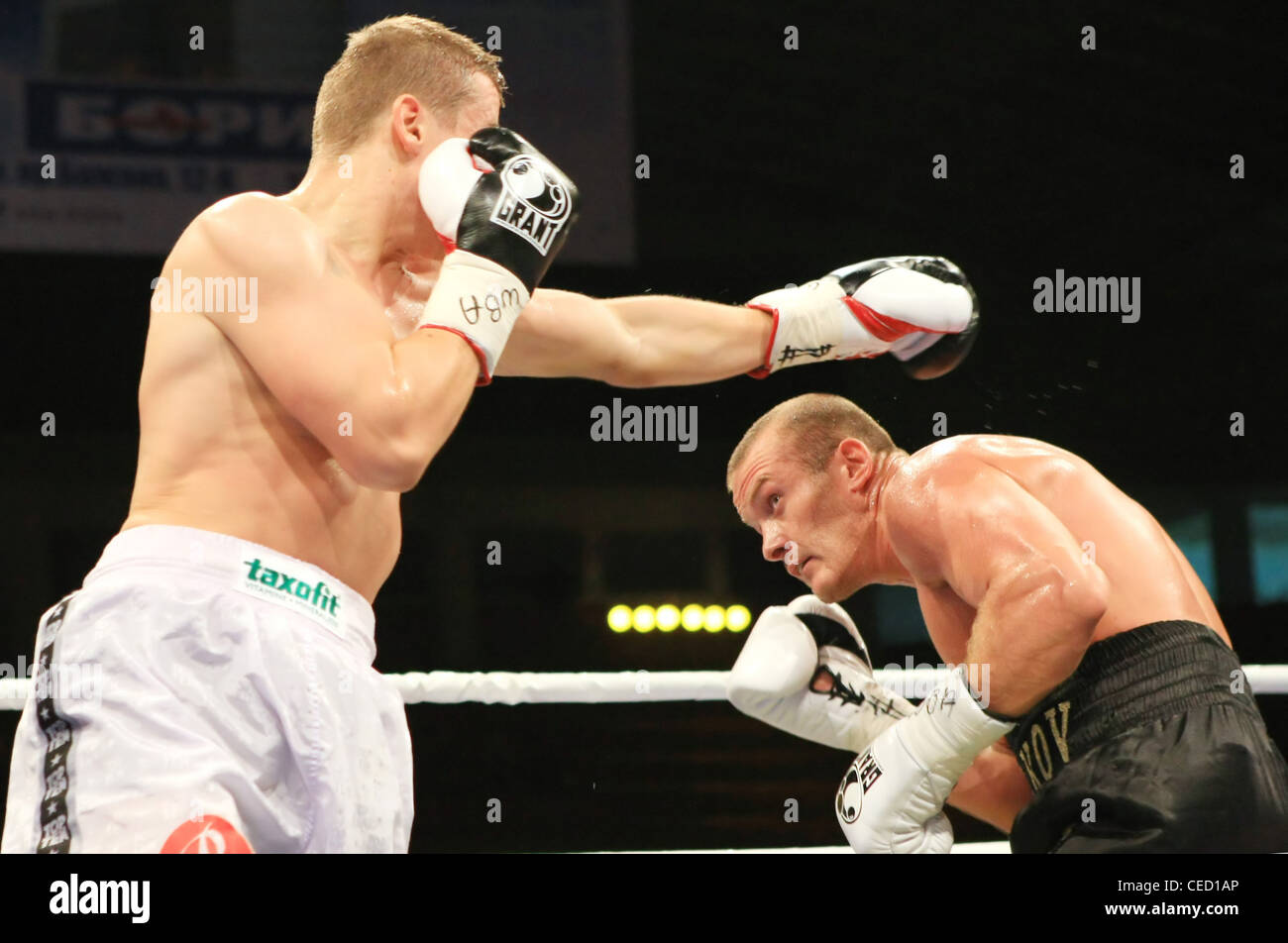 Vyacheslav Uzelkov (R) se bat avec Denis slovène basé à Berlin pour l'Simcic light Heavyweight Champion Intercontinental WBA Banque D'Images