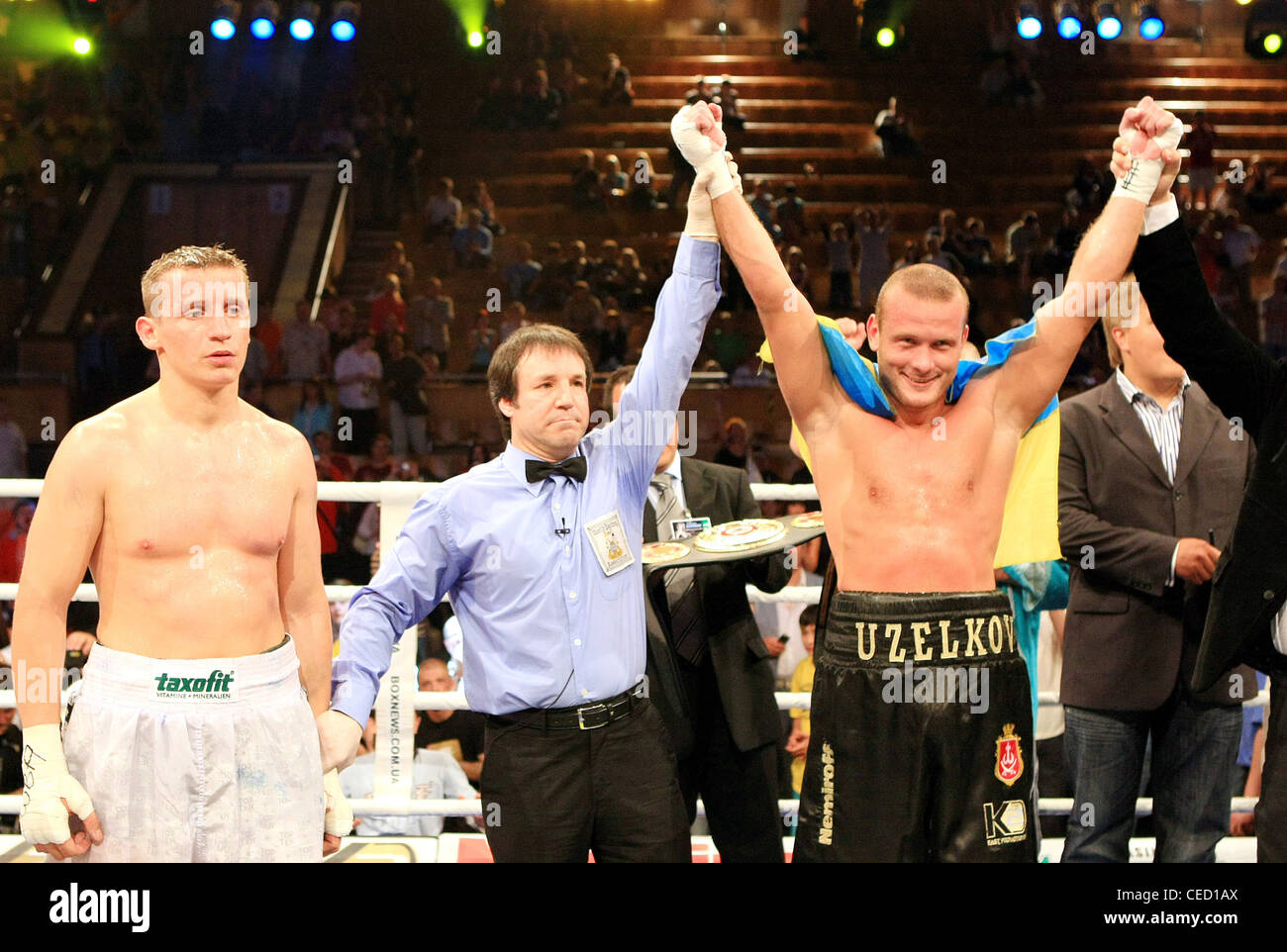 Vyacheslav Uzelkov (R) se bat avec Denis slovène basé à Berlin pour l'Simcic light Heavyweight Champion Intercontinental WBA Banque D'Images