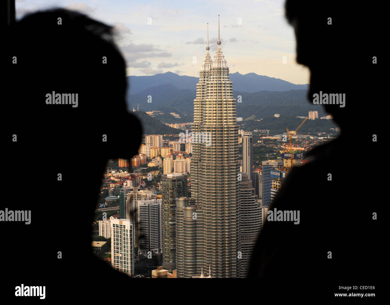Les personnes cherchant à Petronas Twin Towers de vue de Kuala Lumpur Tower ( Menara). Banque D'Images