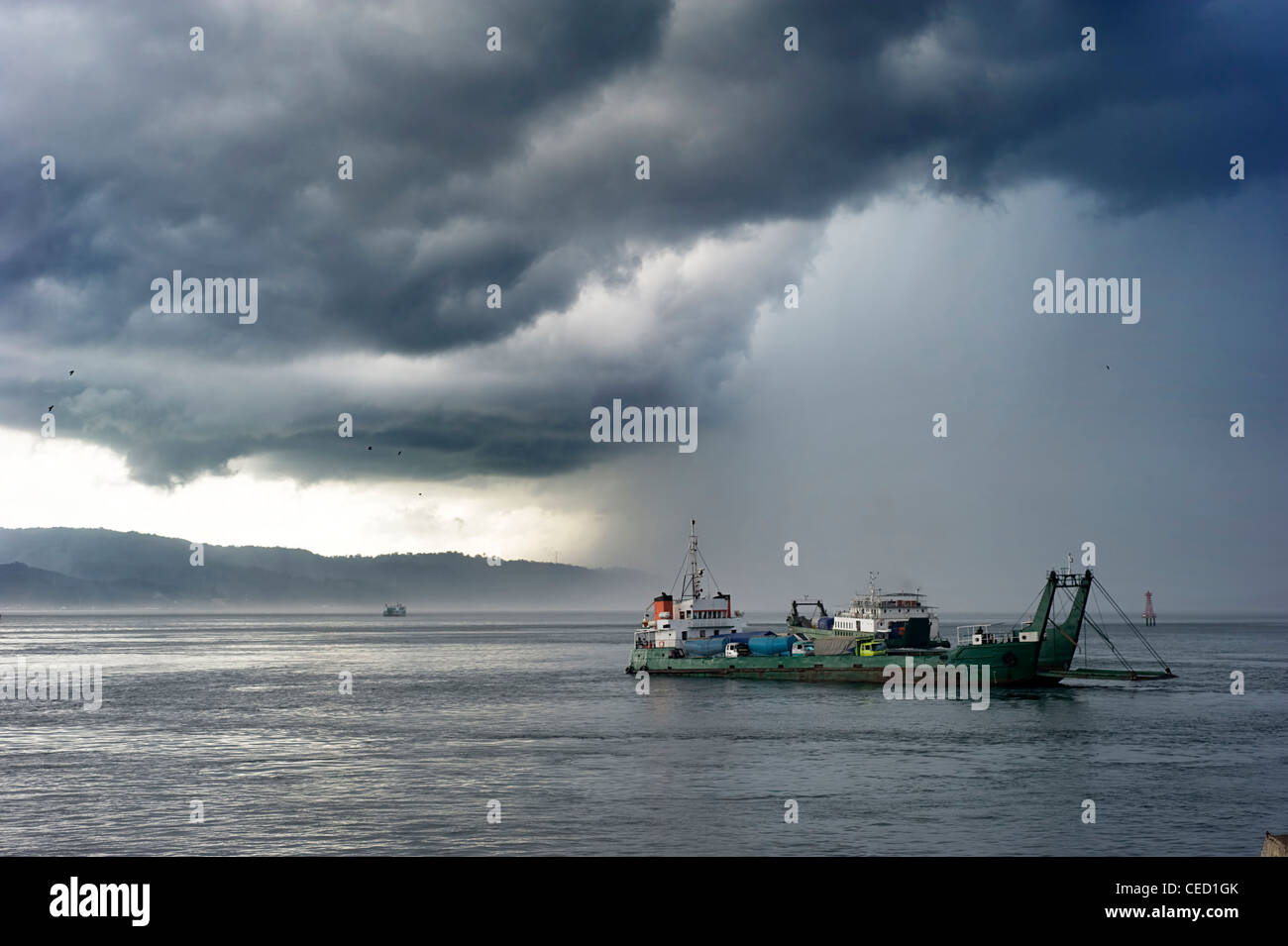 Ferry de Java à Bali sous la tempête. L'Indonésie Banque D'Images