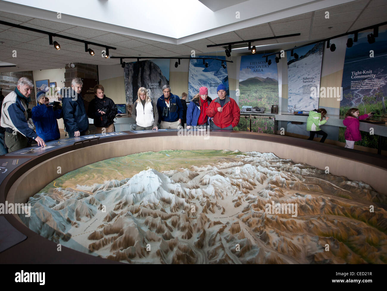 Les touristes à la recherche d'un diorama de la gamme Denali Mountain. Eielson Visitor Center. Denali National Park. De l'Alaska. USA Banque D'Images