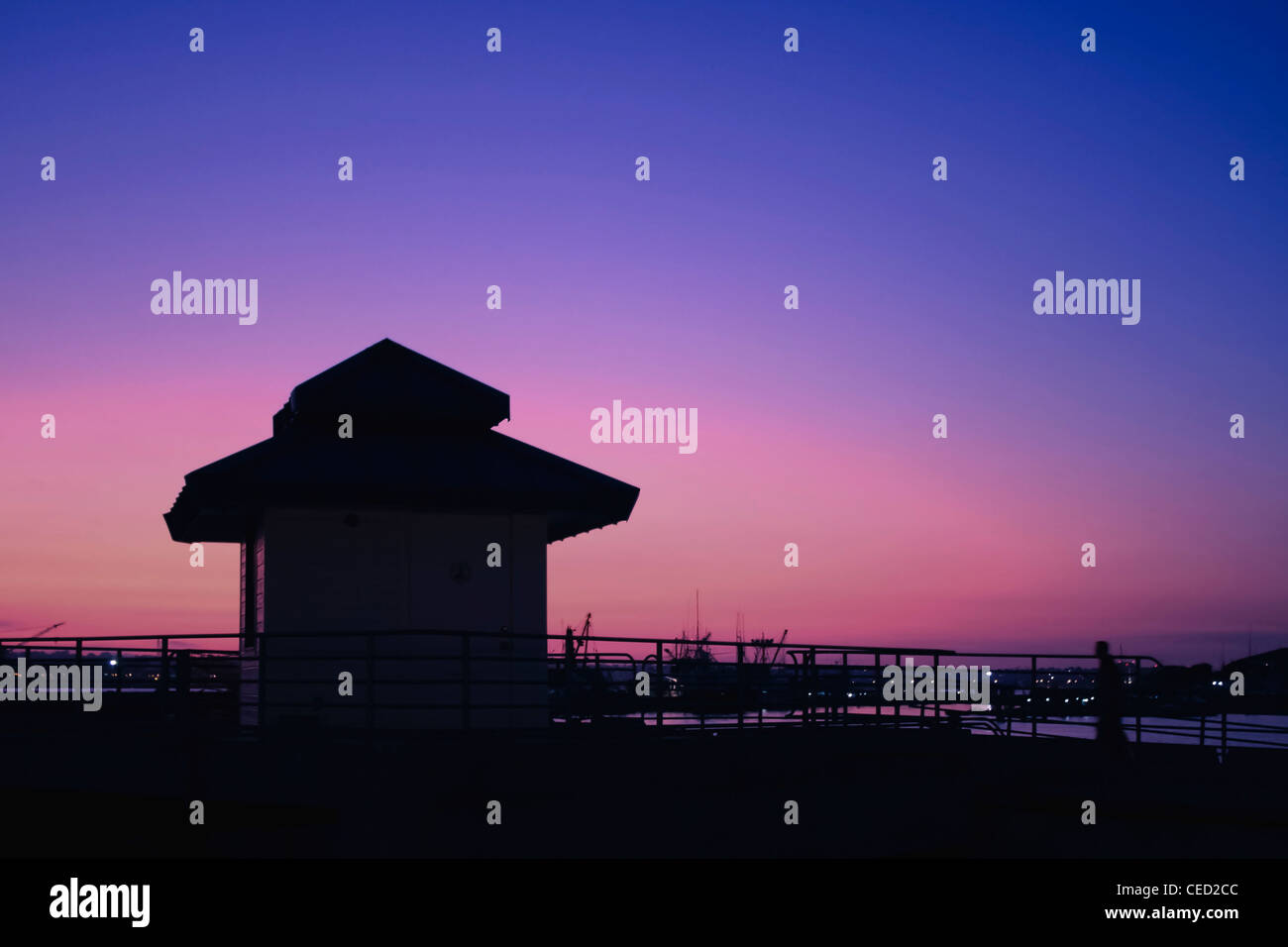 Un rétro-éclairage photo d'une petite cabane sur un ciel bleu foncé et violet Banque D'Images