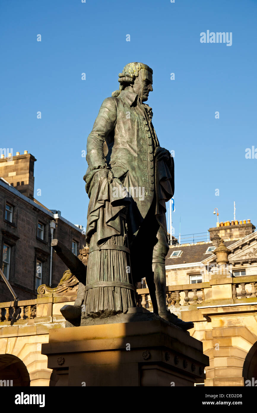 Statue d'Adam Smith Royal Mile High Street Edinburgh Scotland UK Banque D'Images