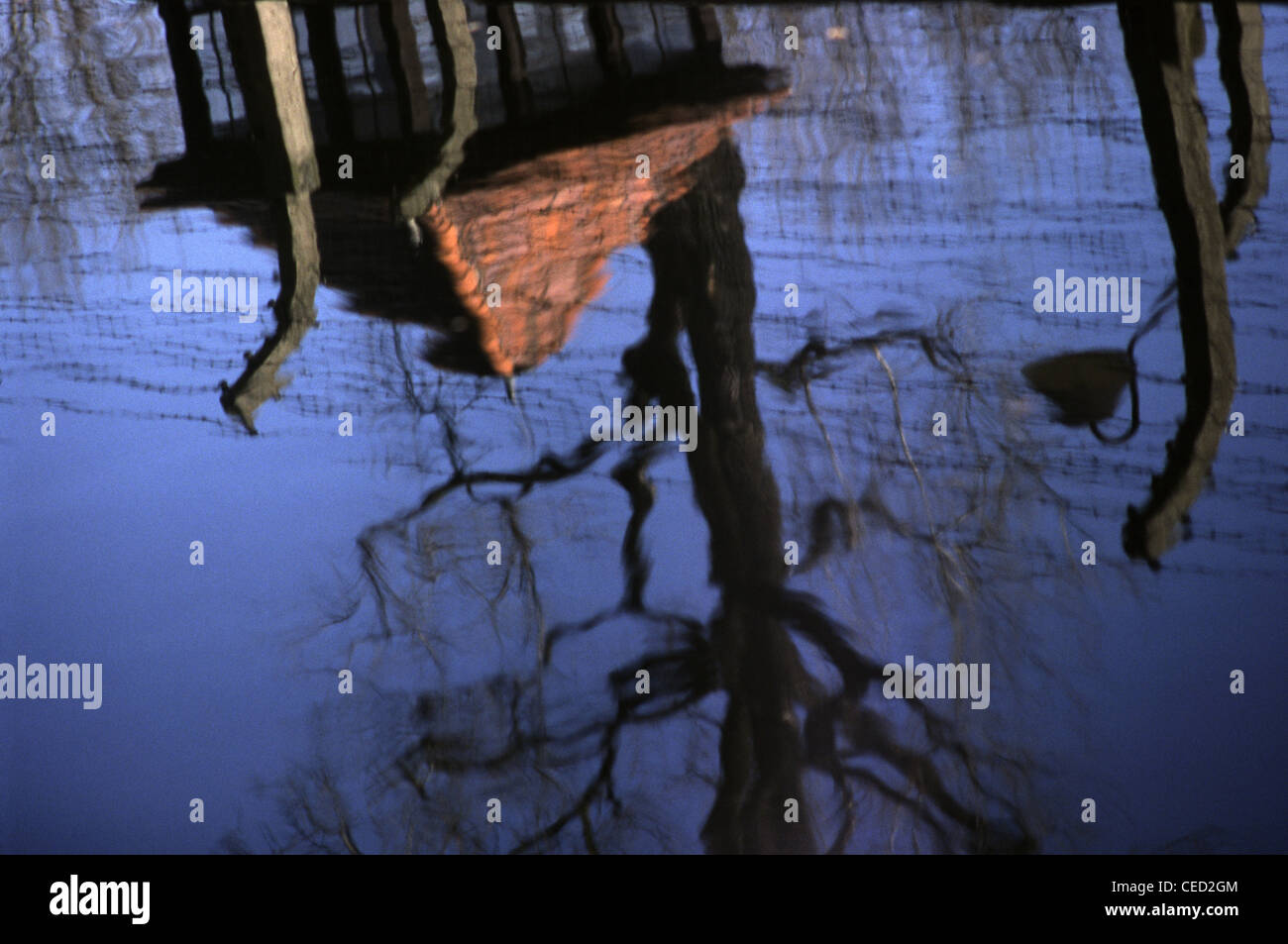 Reflet de clôture et tour de garde dans une flaque d'eau au camp de concentration d'Auschwitz en Pologne Banque D'Images