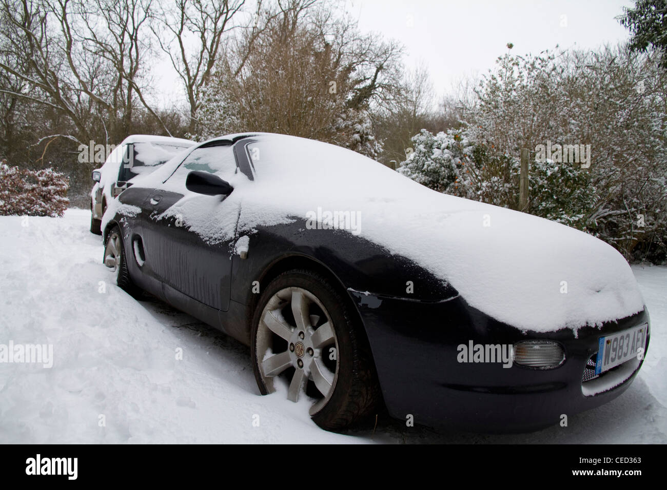 Une petite voiture de sport couvert de neige Banque D'Images